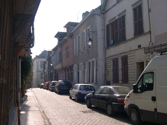  jolie rue pavée sous le soleil